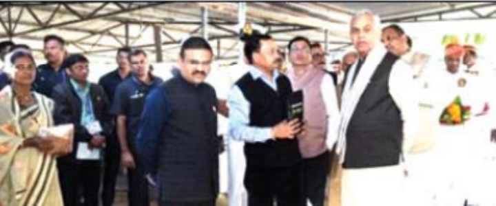 देवलापार गाे-विज्ञान संशाेधन केंद्रास राज्यपाल आचार्य देवव्रत यांनी भेट दिली